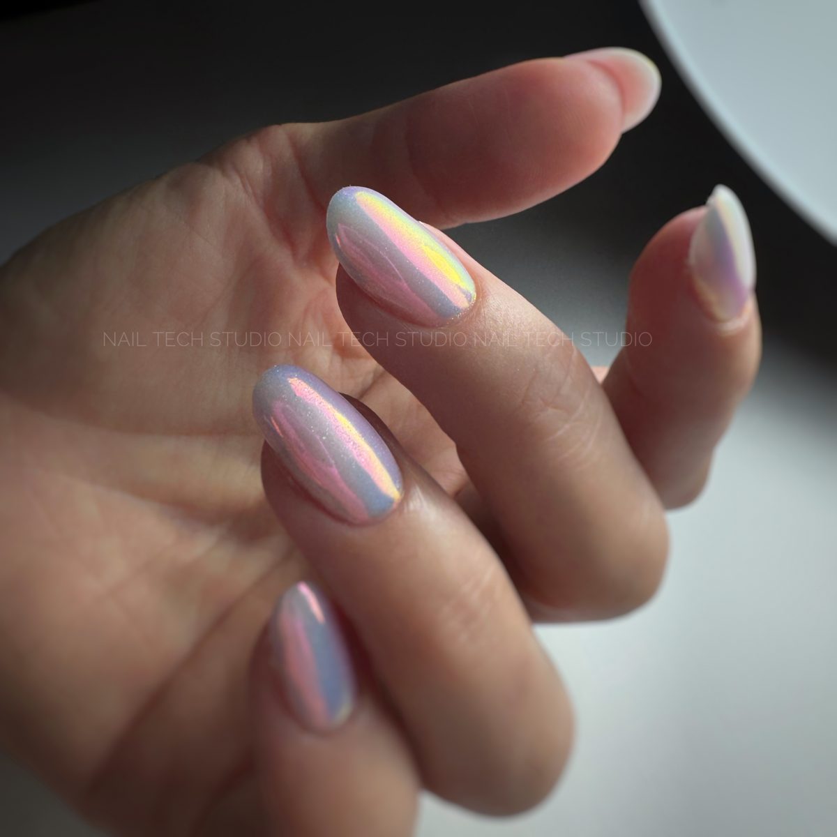 Nail art chrome irisé par Nail Tech Studio
