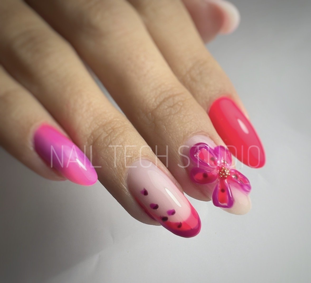 Nail art rose avec fleur 3D par Nail Tech Studio